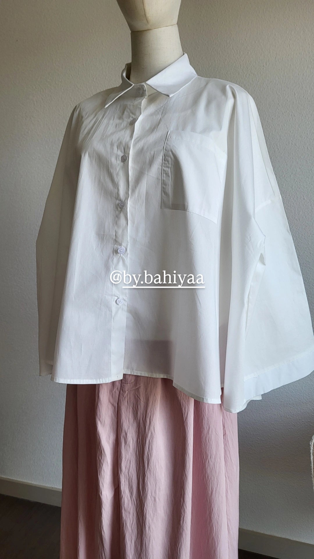 Chemise courte blanche oversize en coton – By Bahiyaa