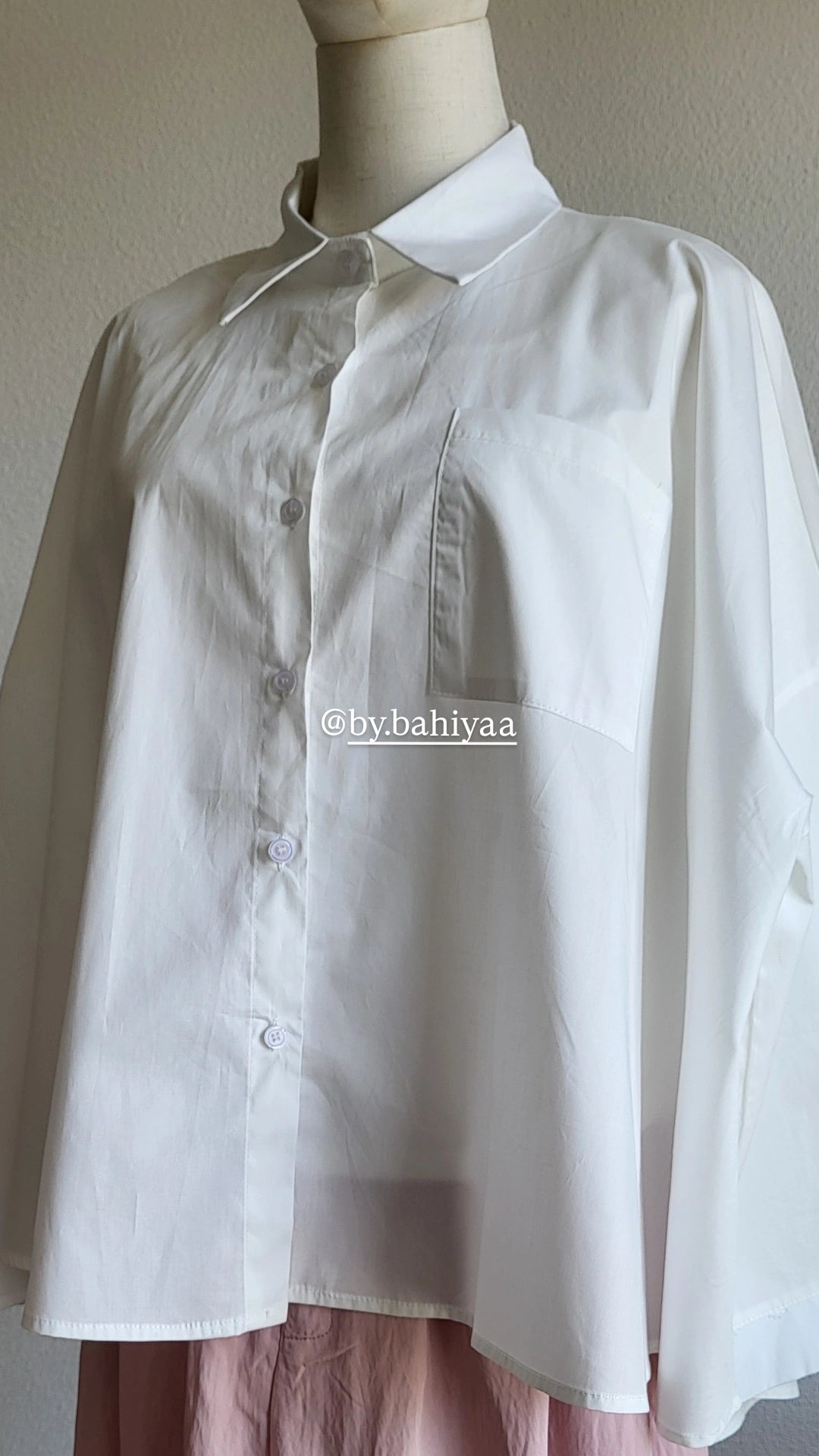 Chemise courte blanche oversize en coton – By Bahiyaa