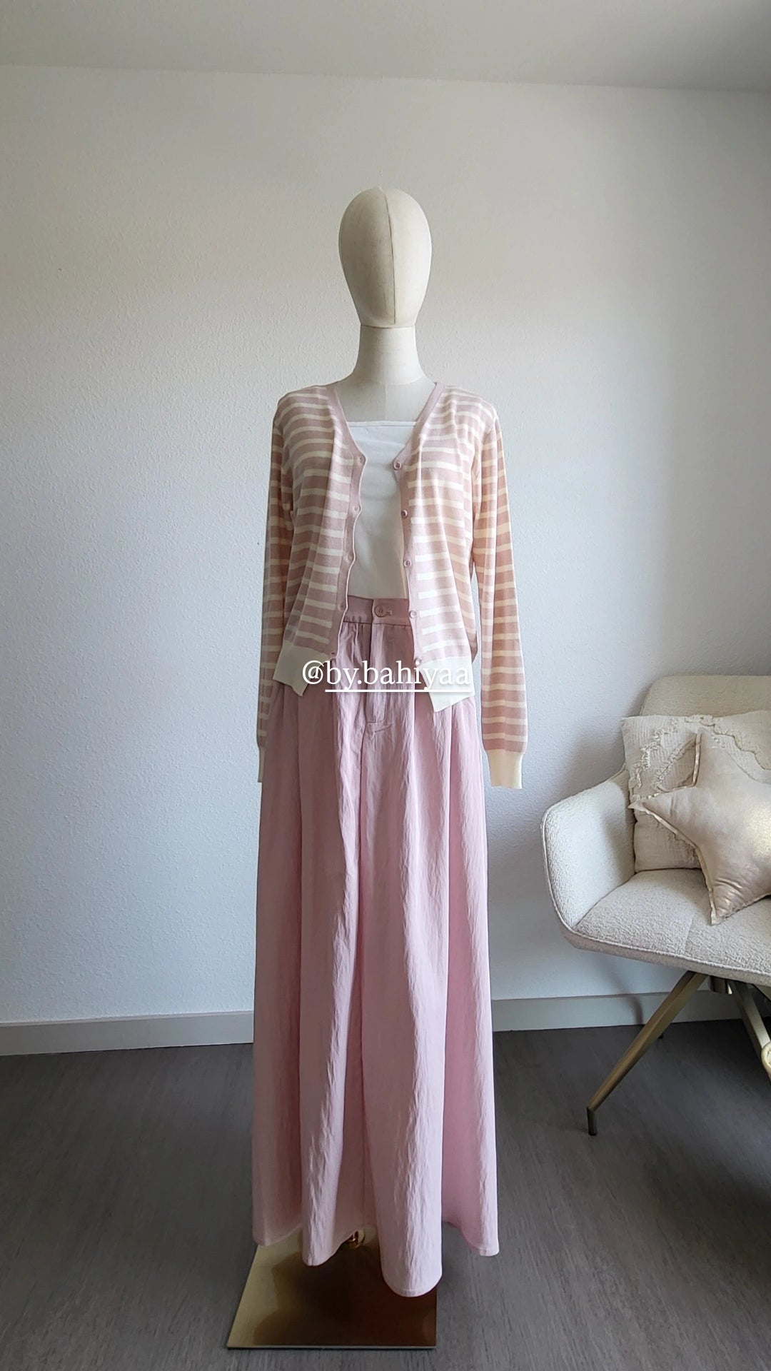 Jupe Longue Rose Pâle Opaque avec Poches – By Bahiyaa