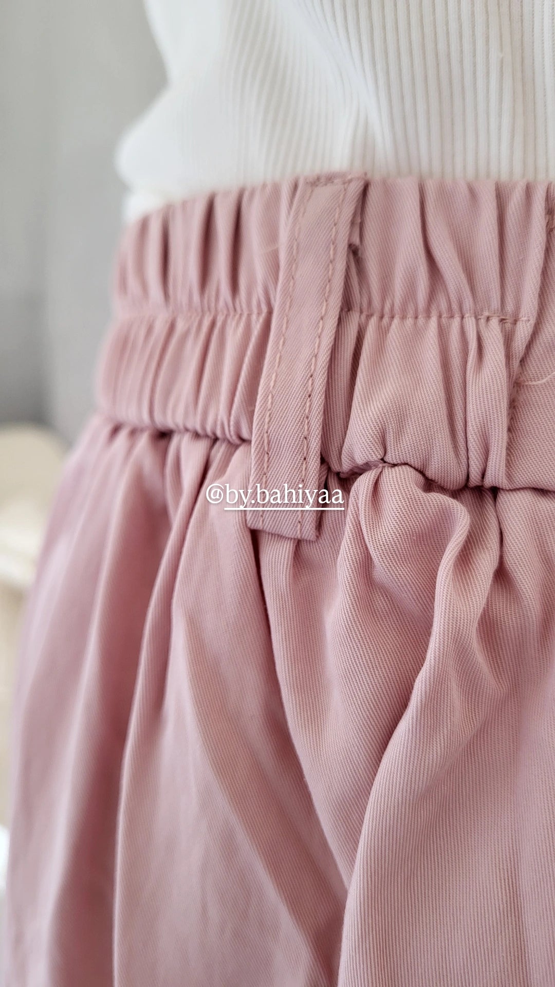 Jupe Longue Rose Pâle Opaque avec Poches – By Bahiyaa