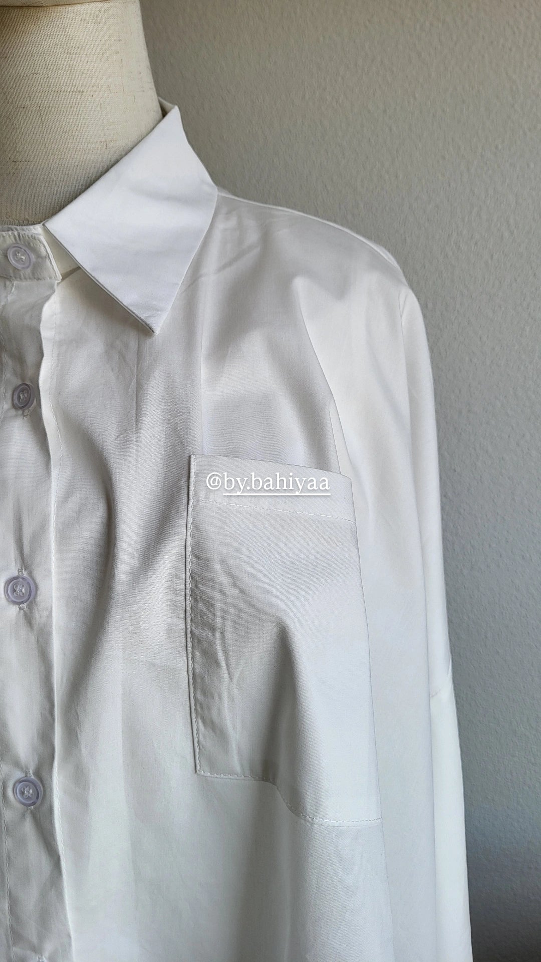 Chemise courte blanche oversize en coton – By Bahiyaa