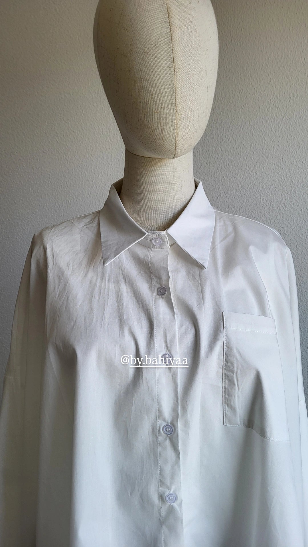 Chemise courte blanche oversize en coton – By Bahiyaa