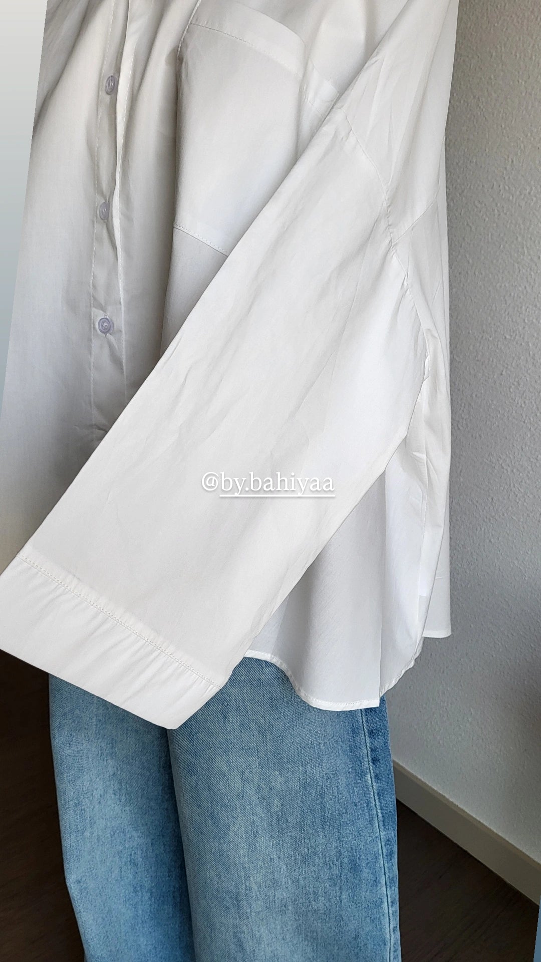 Chemise courte blanche oversize en coton – By Bahiyaa