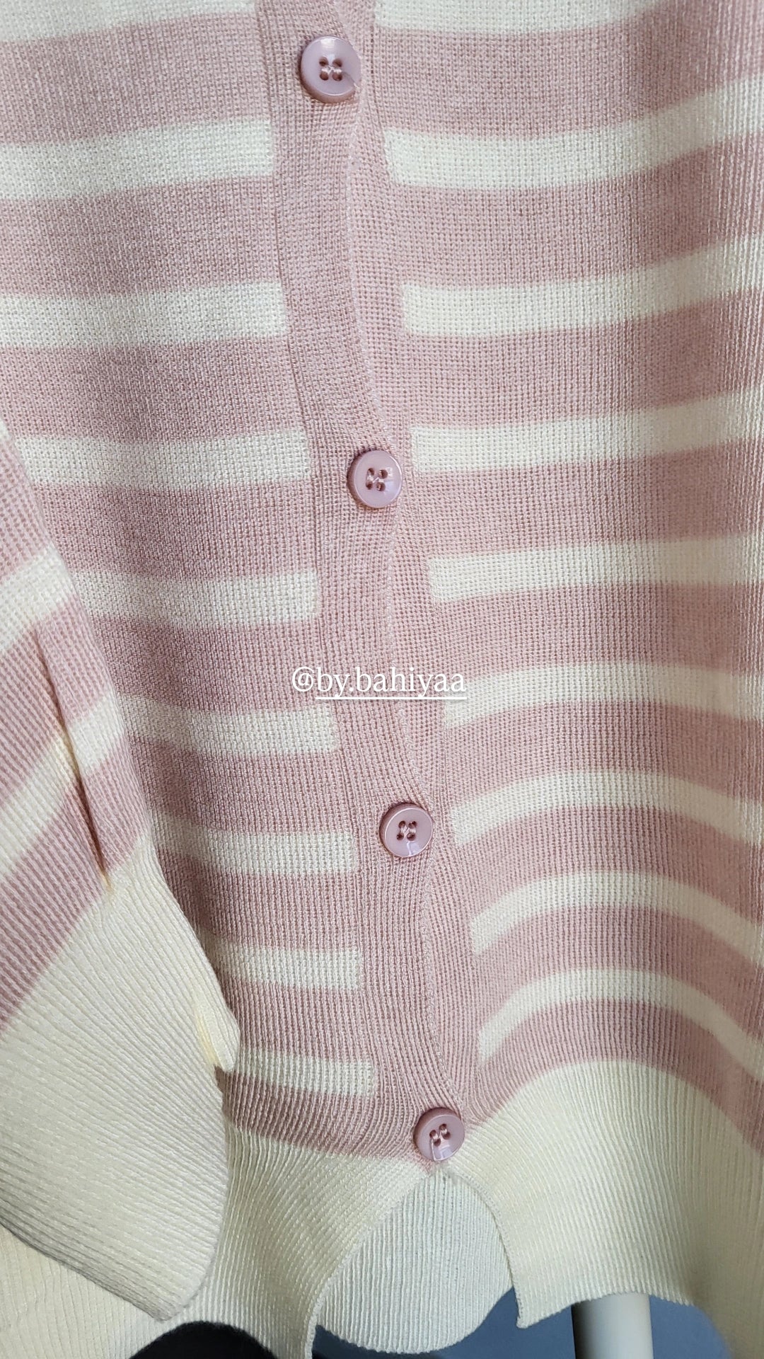 Cardigan Rayé Blanc et Rose Pâle – Taille Unique | By Bahiyaa