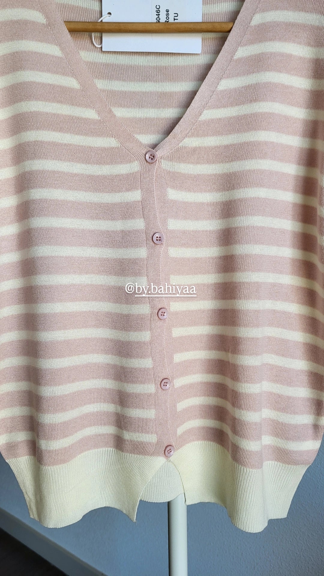 Cardigan Rayé Blanc et Rose Pâle – Taille Unique | By Bahiyaa