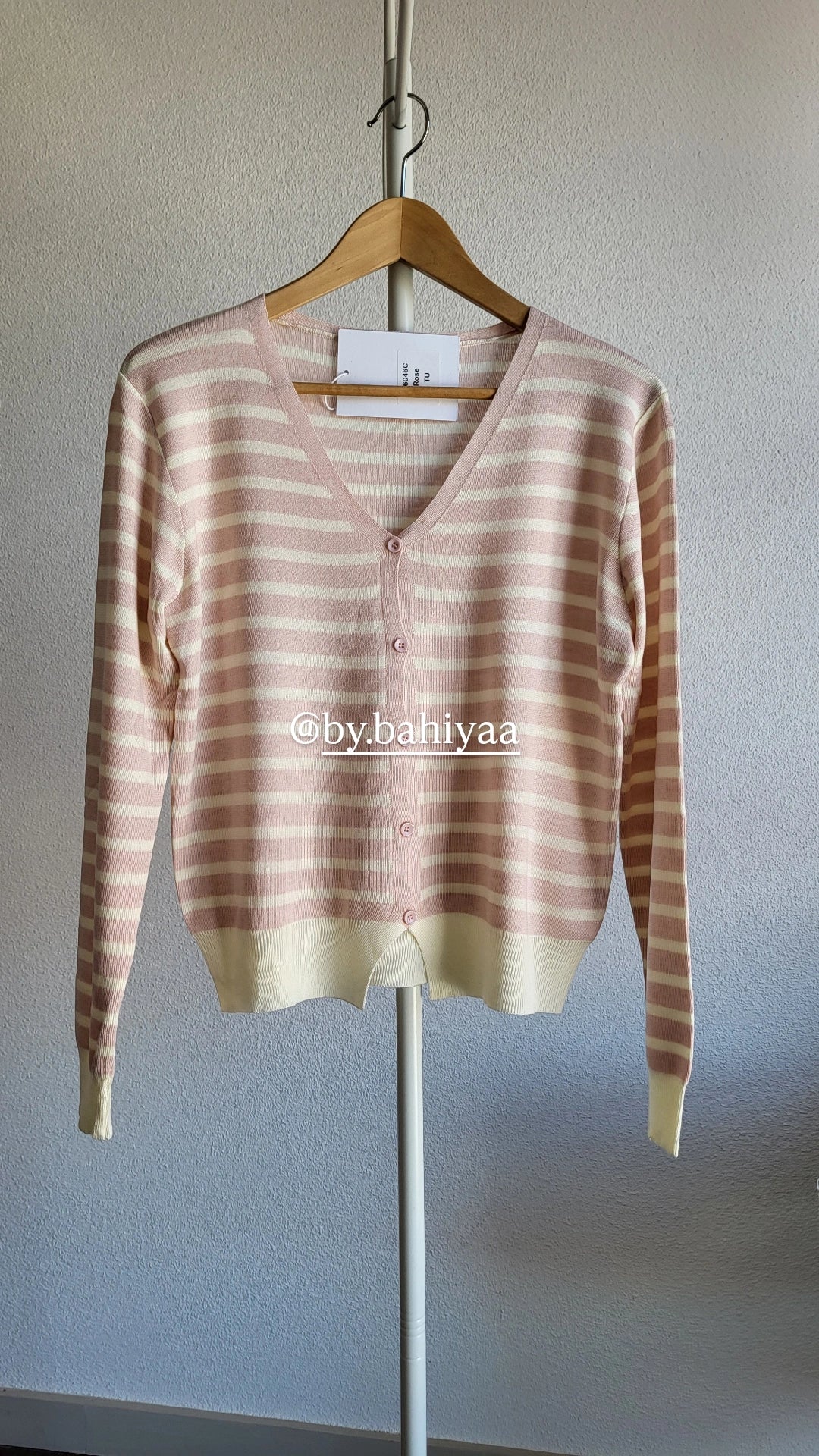 Cardigan Rayé Blanc et Rose Pâle – Taille Unique | By Bahiyaa