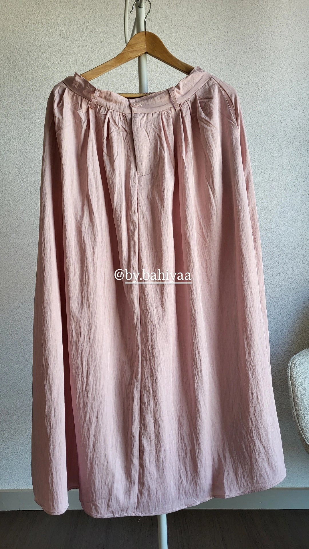 Jupe Longue Rose Pâle Opaque avec Poches – By Bahiyaa