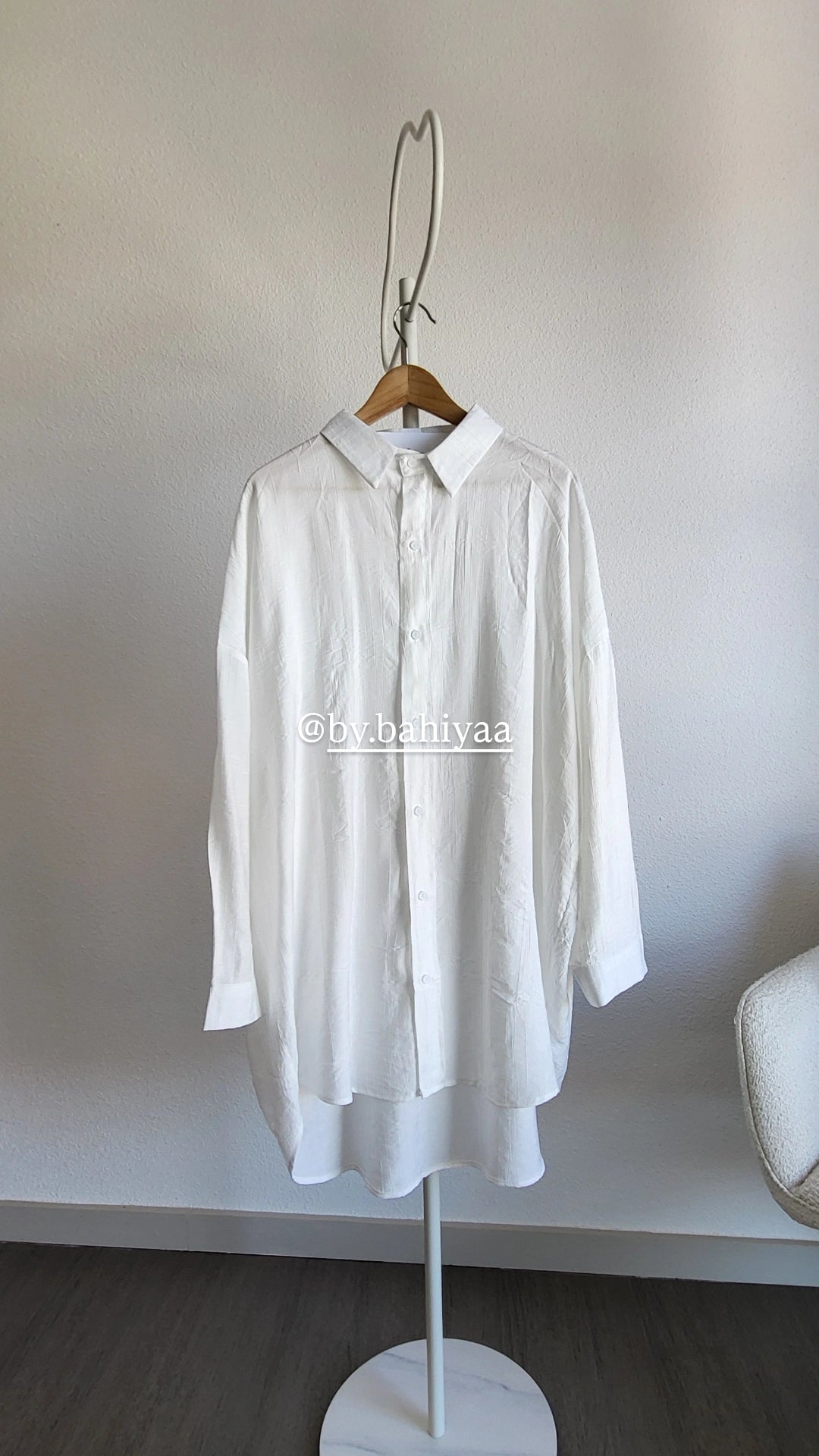 Chemise longue blanche effet gaufré – By Bahiyaa