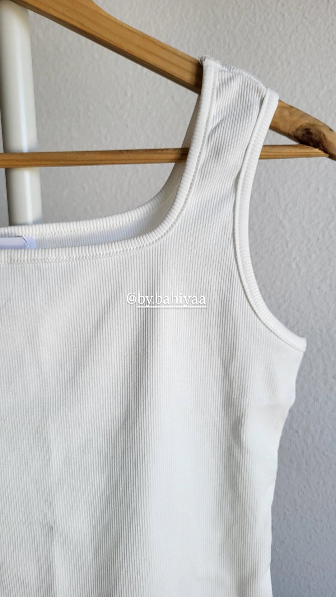 Débardeur blanc basique et féminin – By Bahiyaa