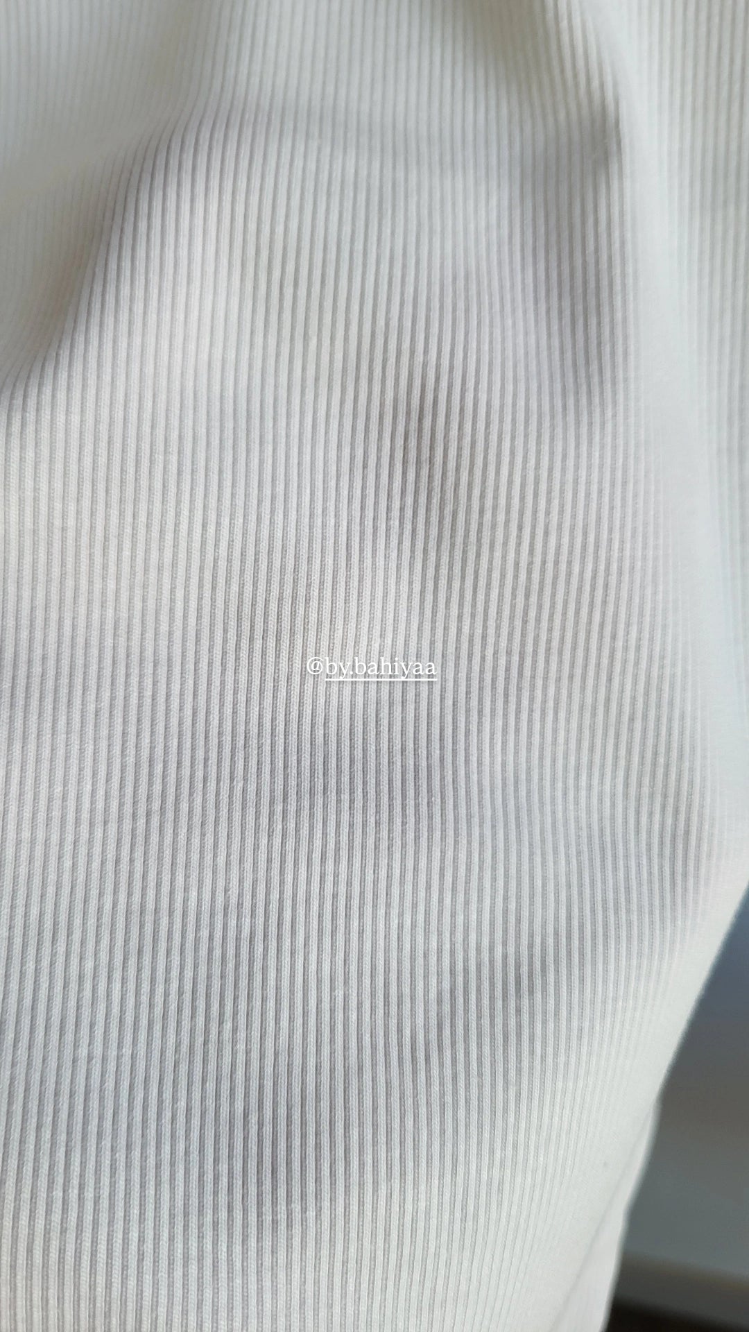 Débardeur blanc basique et féminin – By Bahiyaa