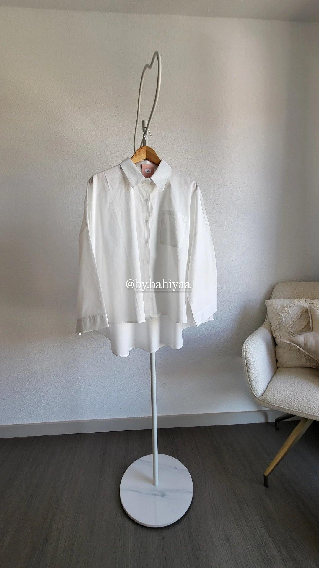 Chemise courte blanche oversize en coton – By Bahiyaa