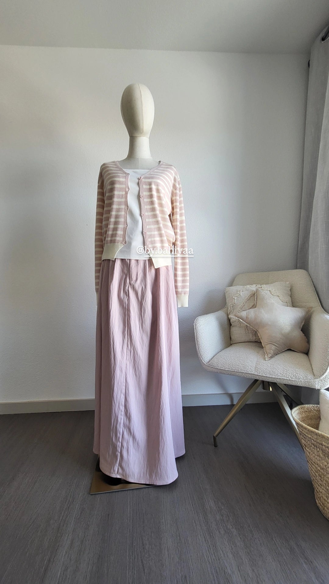 Jupe Longue Rose Pâle Opaque avec Poches – By Bahiyaa