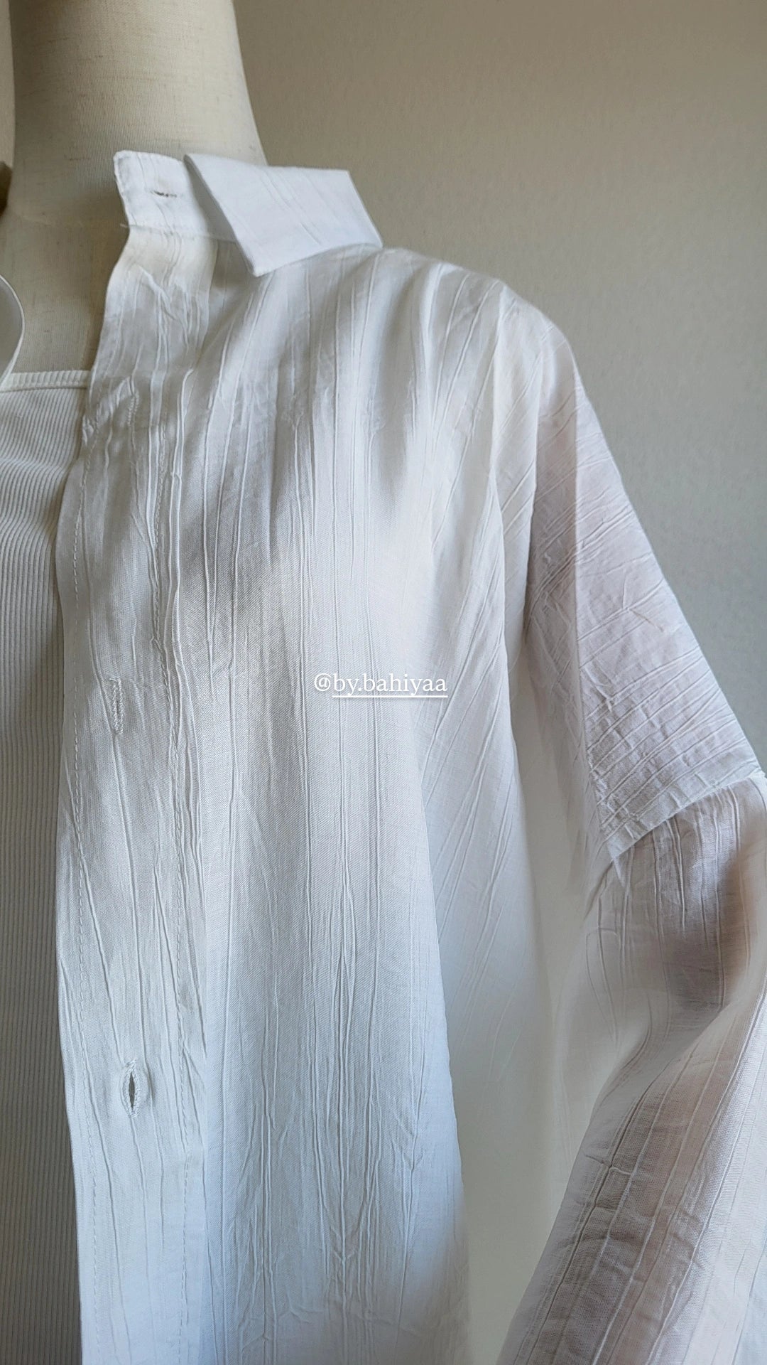 Chemise longue blanche effet gaufré – By Bahiyaa