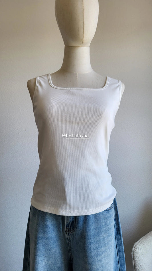 Débardeur blanc basique et féminin – By Bahiyaa