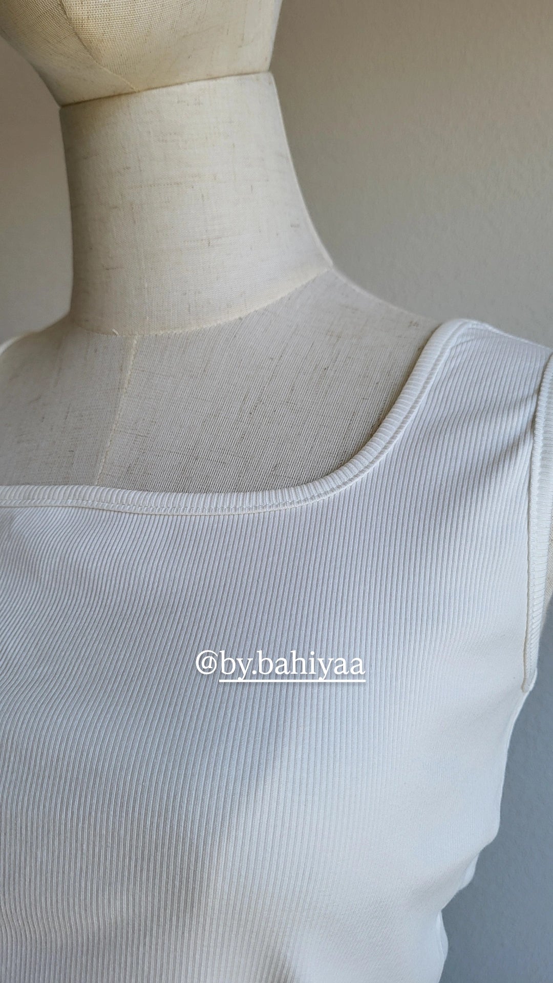 Débardeur blanc basique et féminin – By Bahiyaa