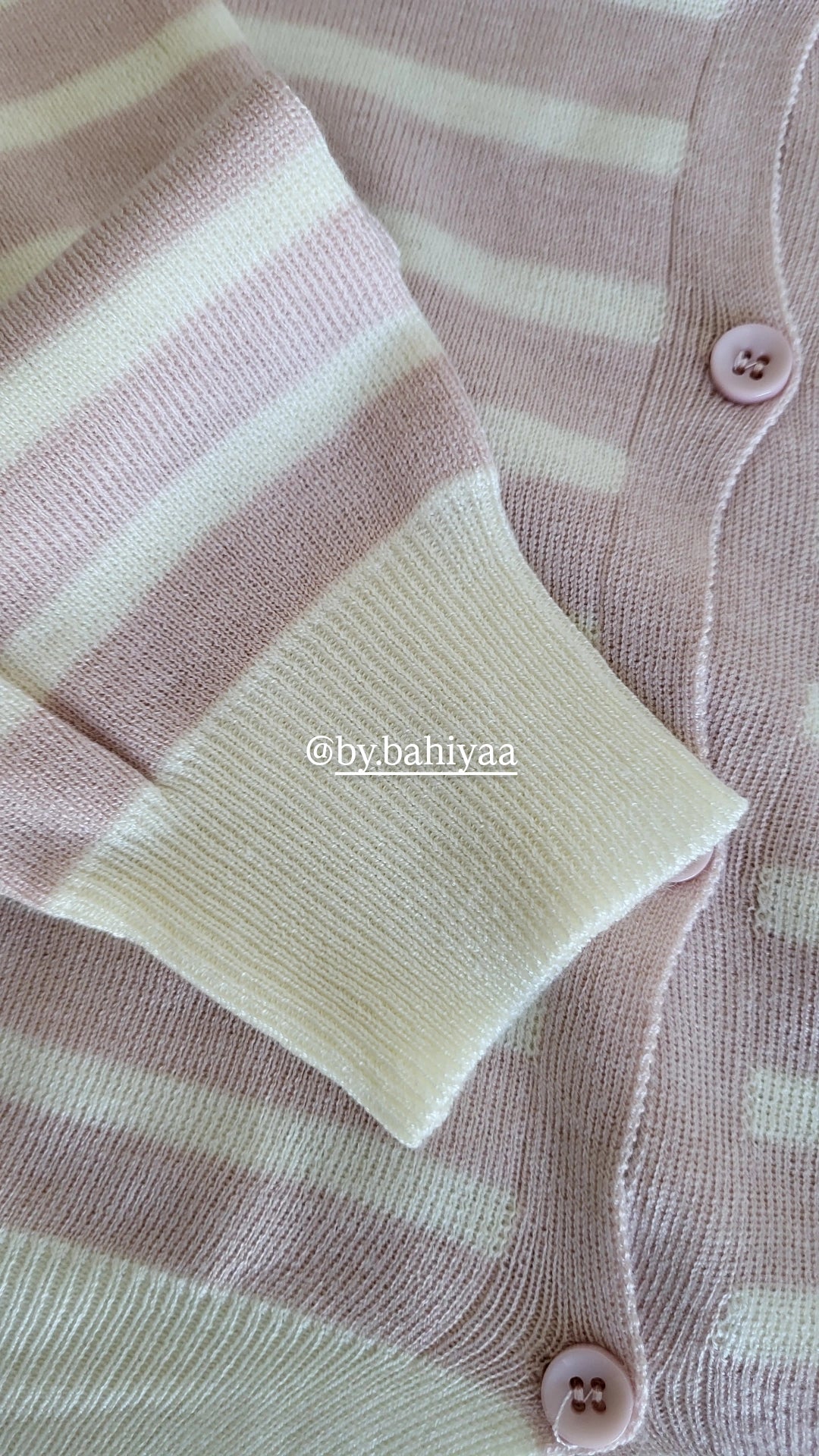 Cardigan Rayé Blanc et Rose Pâle – Taille Unique | By Bahiyaa