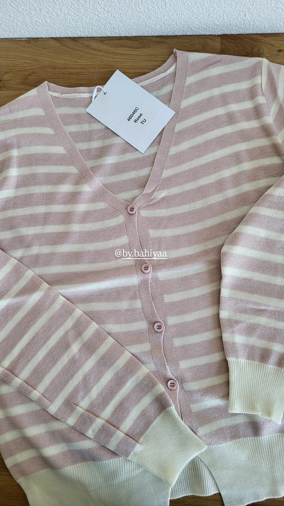 Cardigan Rayé Blanc et Rose Pâle – Taille Unique | By Bahiyaa