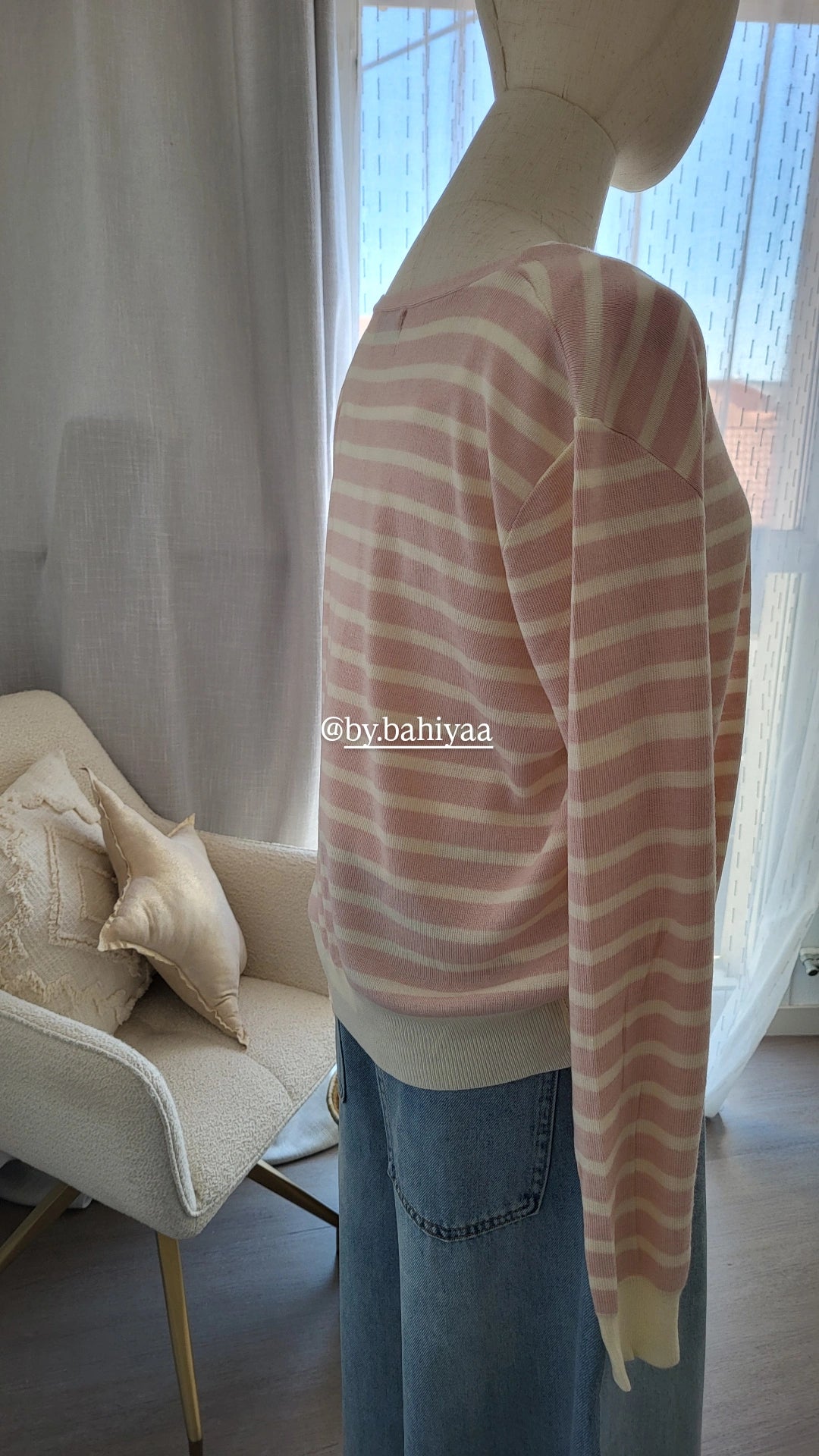 Cardigan Rayé Blanc et Rose Pâle – Taille Unique | By Bahiyaa