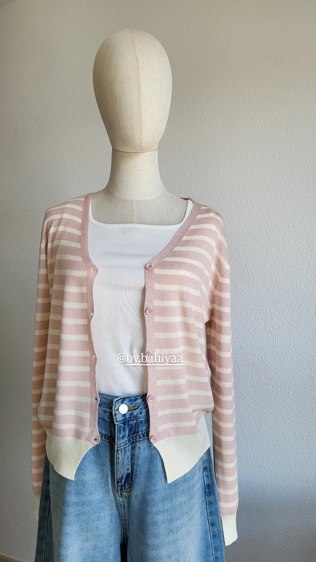 Cardigan Rayé Blanc et Rose Pâle – Taille Unique | By Bahiyaa