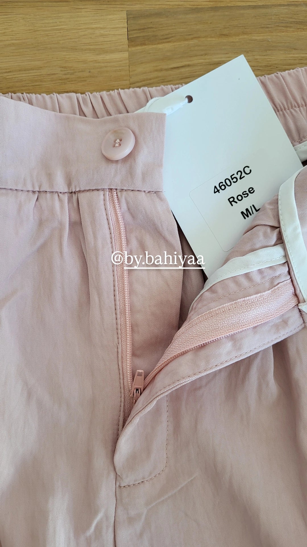 Jupe Longue Rose Pâle Opaque avec Poches – By Bahiyaa