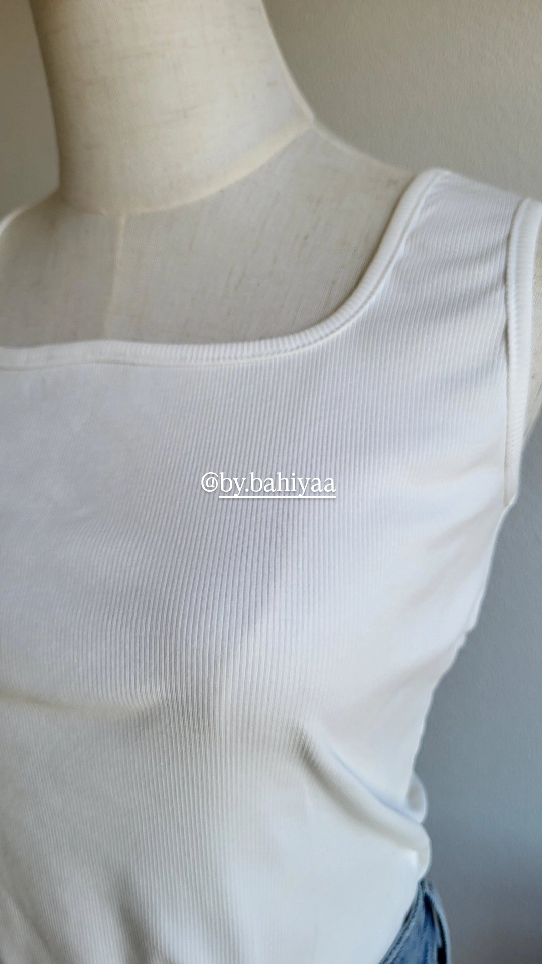Débardeur blanc basique et féminin – By Bahiyaa