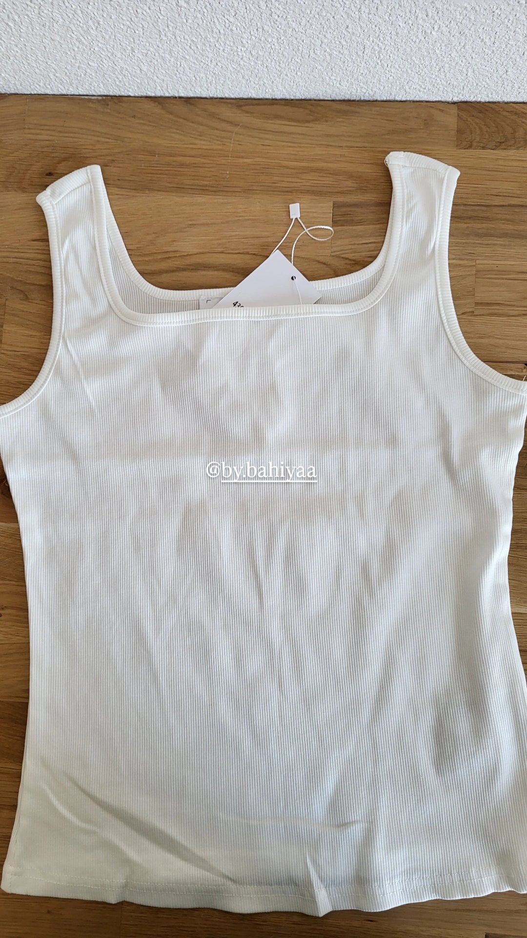 Débardeur blanc basique et féminin – By Bahiyaa