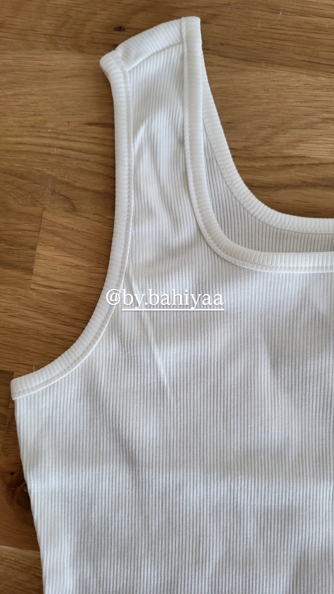 Débardeur blanc basique et féminin – By Bahiyaa
