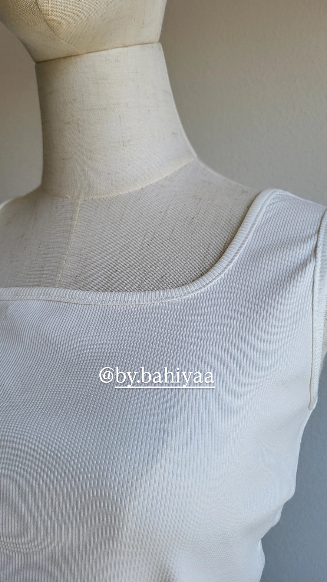 Débardeur blanc basique et féminin – By Bahiyaa