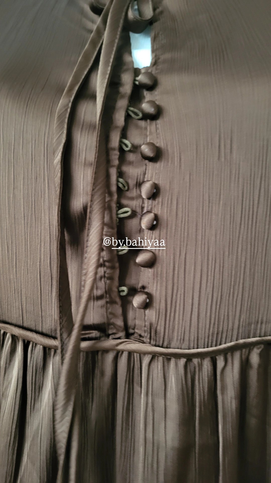 Robe marron satinée