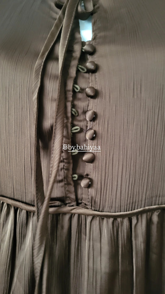 Robe marron satinée