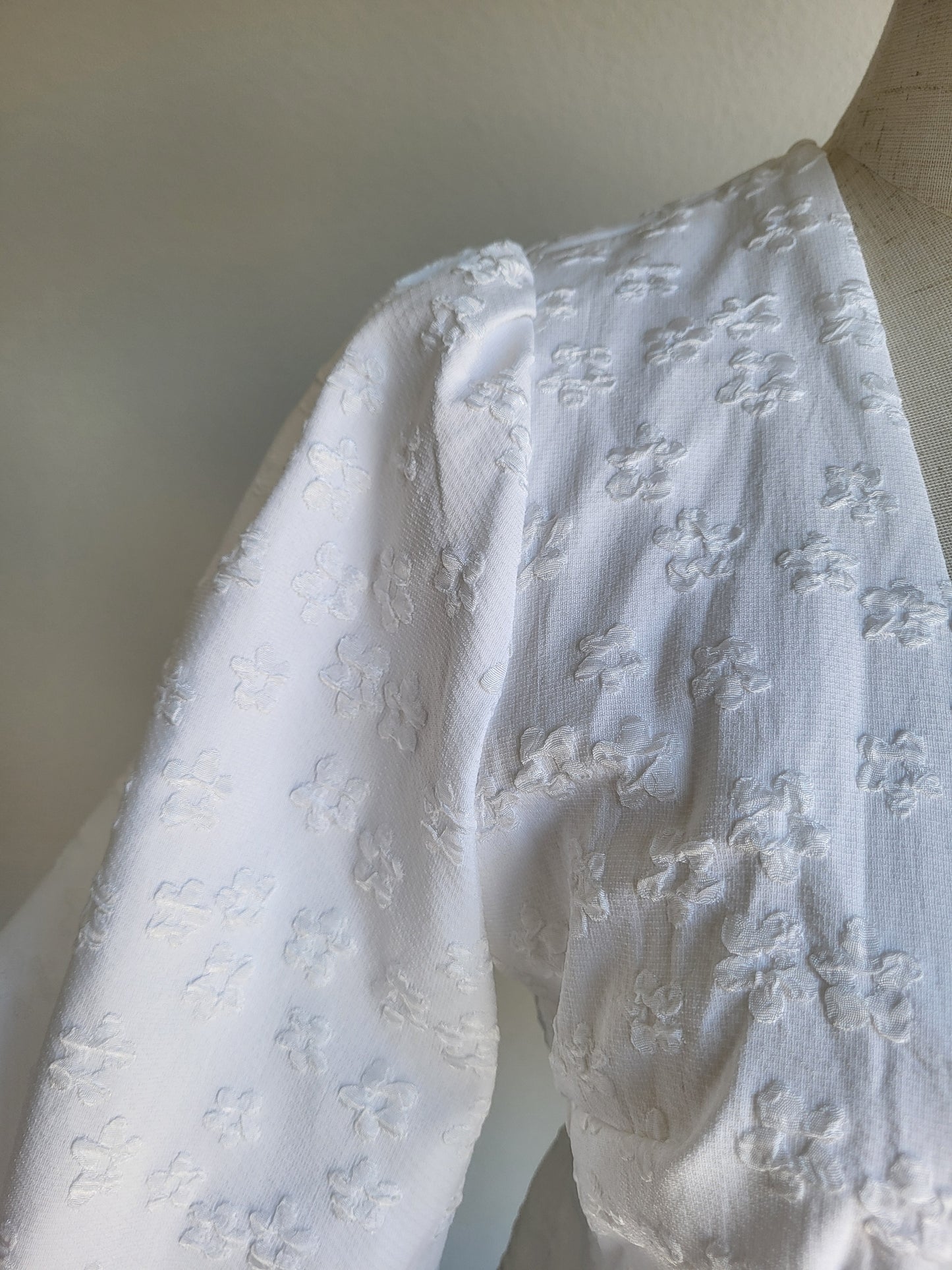 Blouse Blanche plump relief fleur