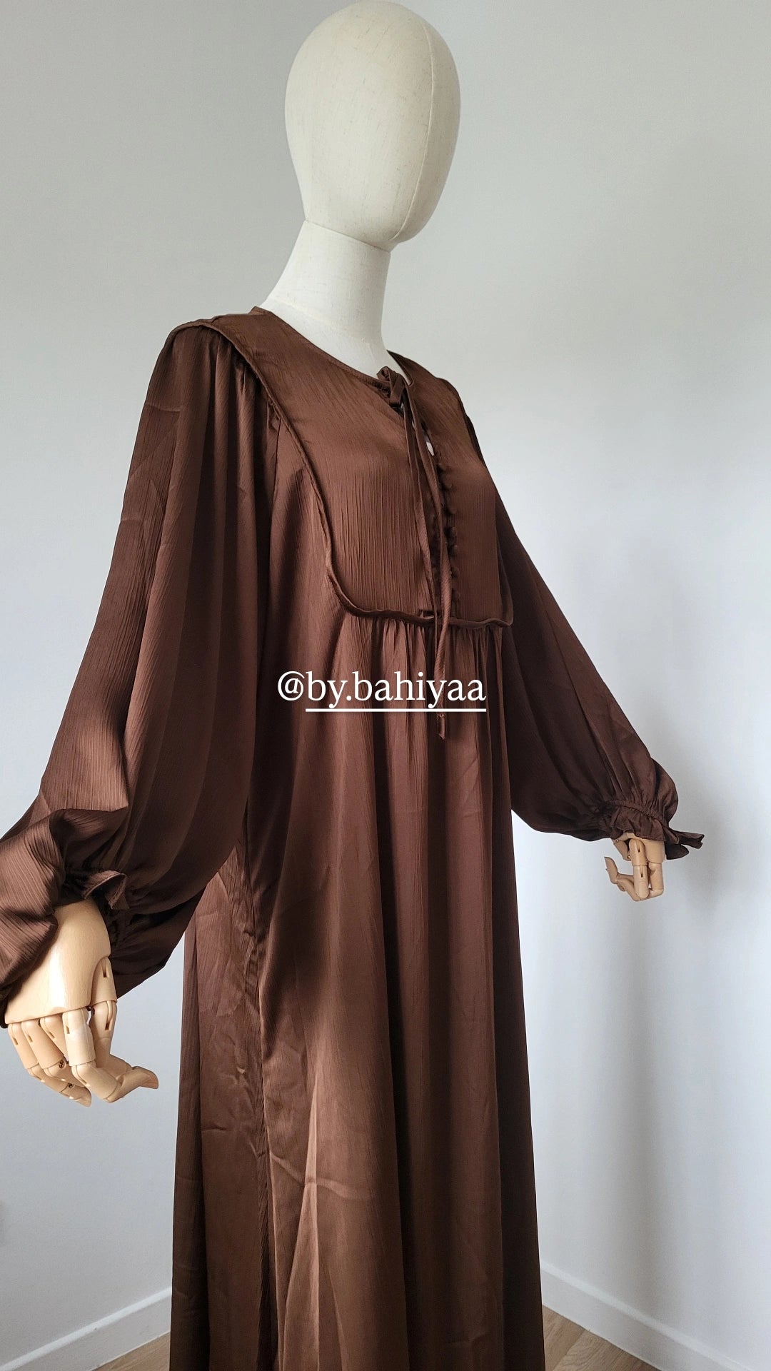 Robe marron satinée